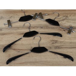 Вішалка з шир. плечем в силіконі і дер. вставкою (чорний.) 35х3.5см. коробка 100шт